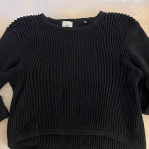 Black cropped ribbed sweater with cuffed arms